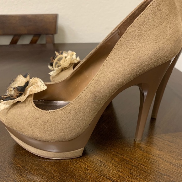 Peep toe platform heel with leopard/lace bow. - Picture 7 of 7